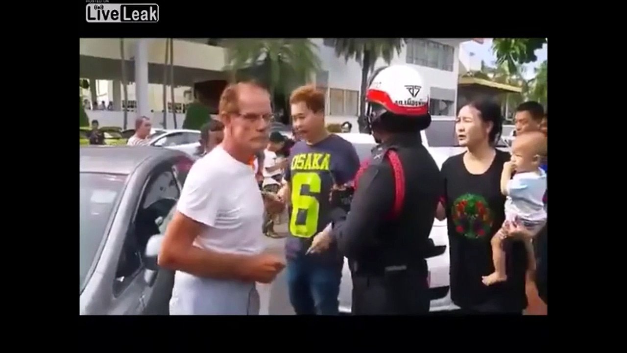 Un thailandais mais K.O une personne âée devant la police... Choquant