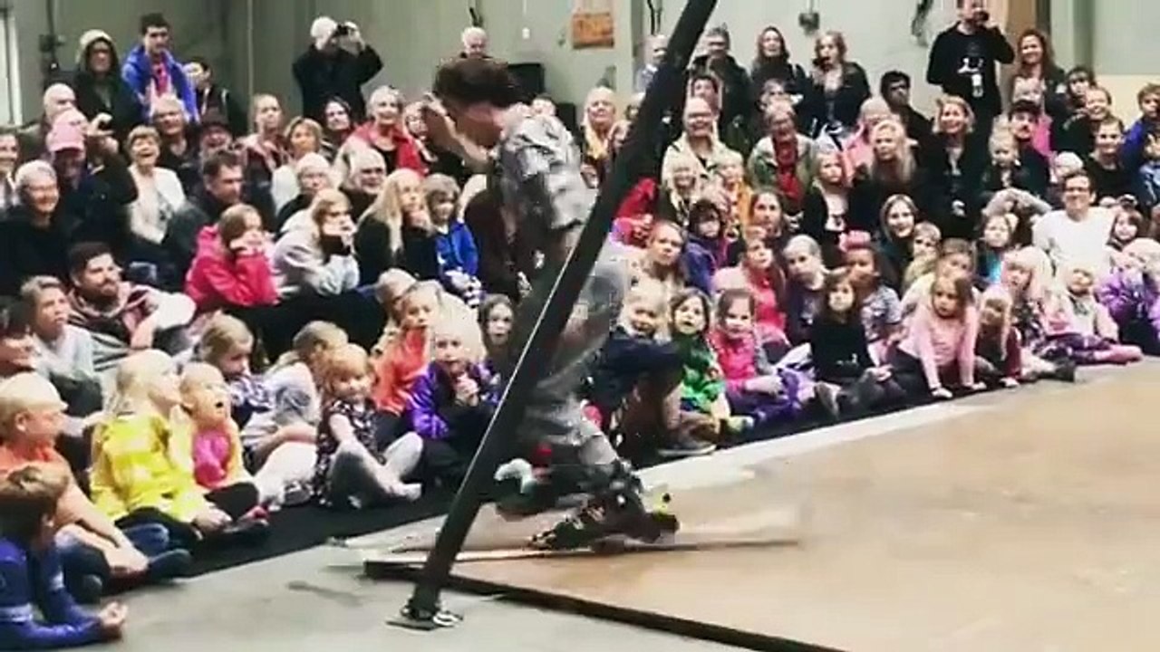 Un homme talentueux danse avec des skis au pieds !