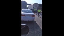 La police espagnole tire sur une voiture qui tente de fuir.