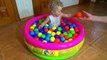 Бассейн с шариками Разноцветные шарики большие Играем с шариками Цветные шарики игра