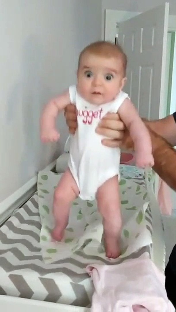 Ce Bebe A L Air Effraye Quand Son Papa Le Fait Danser Video Dailymotion