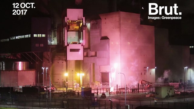 Des militants Greenpeace tirent des feux d'artifices dans une centrale nucléaire