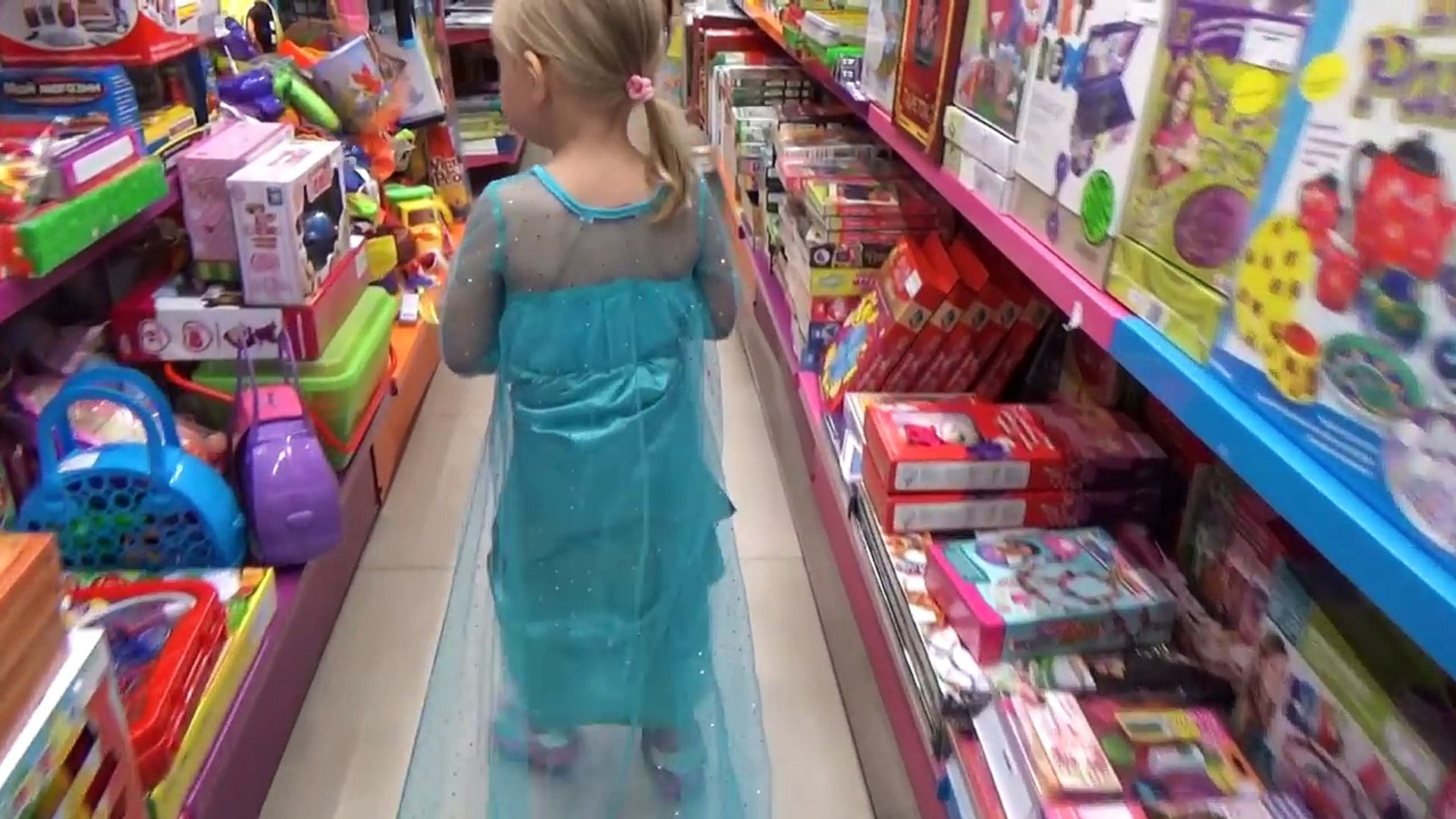 ⁣Эльза Алиса Холодное Сердце выбирает подарок для подружки Gift for birthday Frozen Elsa costume