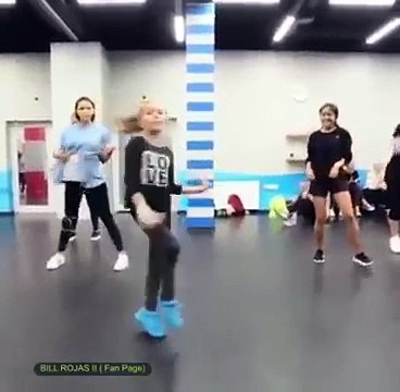 Questa bambina è PAZZESCA! Guardate come balla!