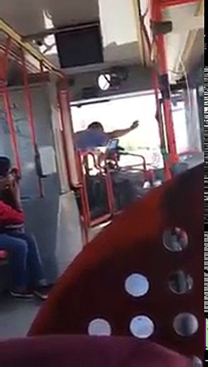 NAPOLI - RISSA SFIORATA TRA CONDUCENTE AUTOBUS E CRETINO