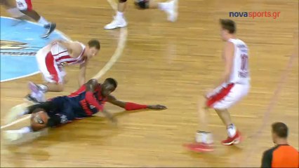 Με... διπλό τάκλιν προσπάθησε να σταματήσει τον Ολυμπιακό ο Ντιοπ  - Ολυμπιακός vs Μπασκόνια - 12.10.2017