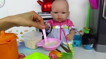 La muñeca Bebé Ana come papilla que le prepara la bebé Lucía, aventuras de la bebé en Mundo Juguetes