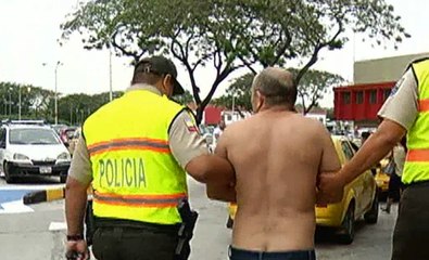 Un hombre de nacionalidad ucraniana al momento de disparar a otro automóvil