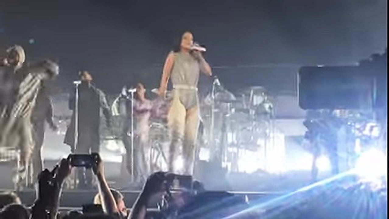 Rihanna - Bitc.h Better Have My Money  The ANTI World Tour Live (HD)