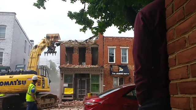 Cet ouvrier démolit 2 immeubles au lieu d'un... Raté!