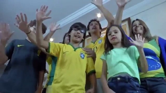 Familja 14 anëtarëshe që ka nga gjashtë gishta, i urojnë mirëseardhje në këtë botë anëtarit më të ri të familjes që