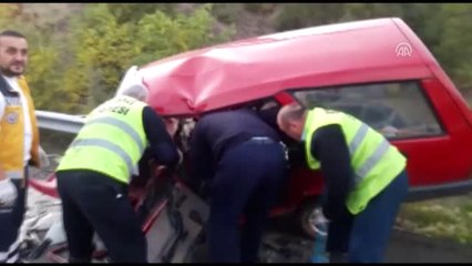 Boyabat'ta Otomobille Kamyonet Çarpıştı: 2 Ölü, 1 Yaralı