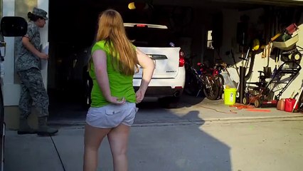 U.S. Airman Comes Home Early, Surprises Her Mother