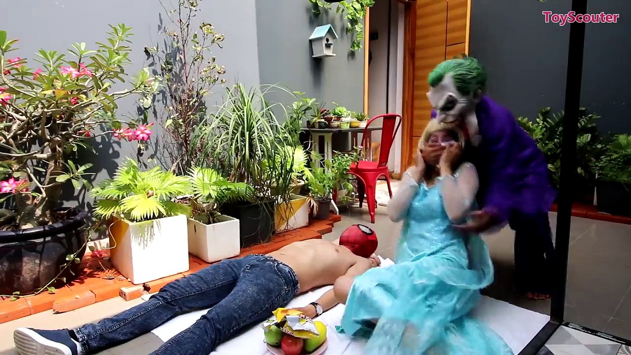 Frozen Elsas Head MISSING! w/ Spiderman, Joker, The Doctor, Venom & Maleficent in Real Life