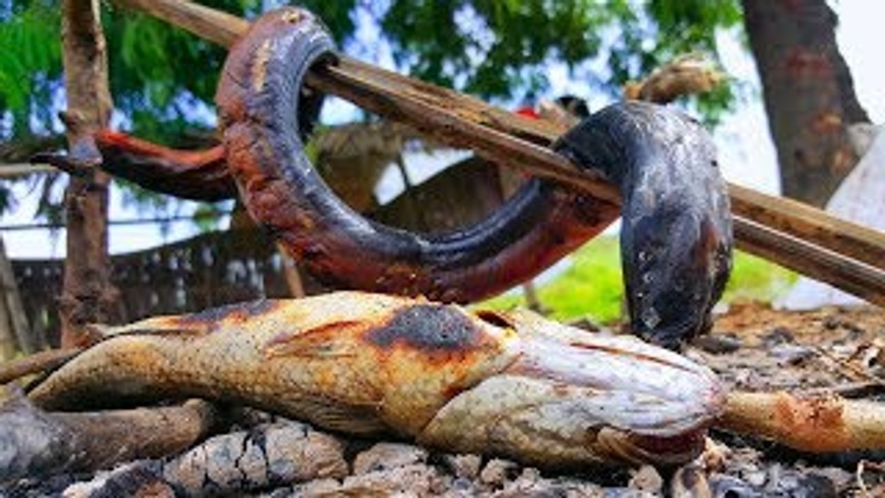 Amazing Childhood Memory - Three Kids Cook Eel and Fish on Fire