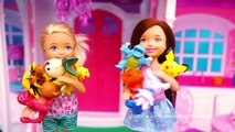 Juguetes de Barbie - Chelsea la hermana de Barbie juega Pokemon Go y los Pokemon cobran vida