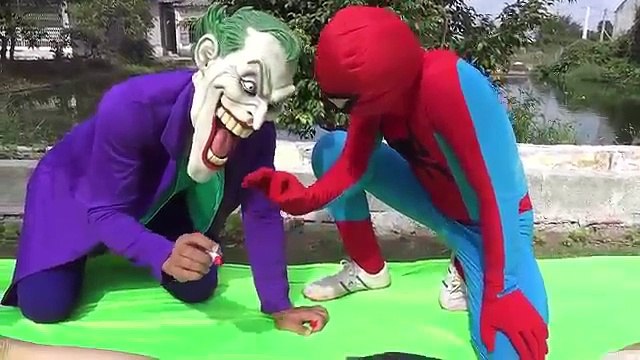 джокер и черный человек-паук брошен Эльза в озеро! Человек-паук видео смешной в реальной жизни