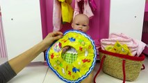 La bebé Lucía en la piscina aprende a nadar con la bebé Nenuco Sofía, vídeos de muñecas