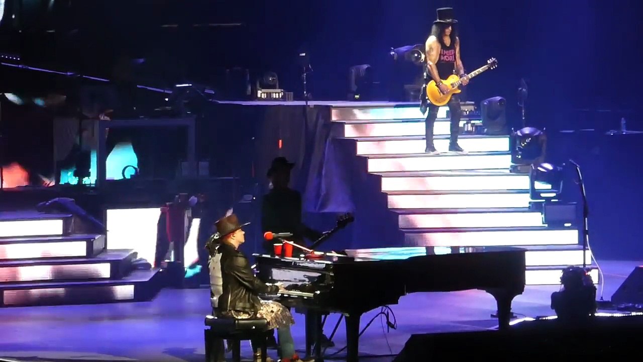 Guns N Roses November Rain Live at New York 10-11-17
