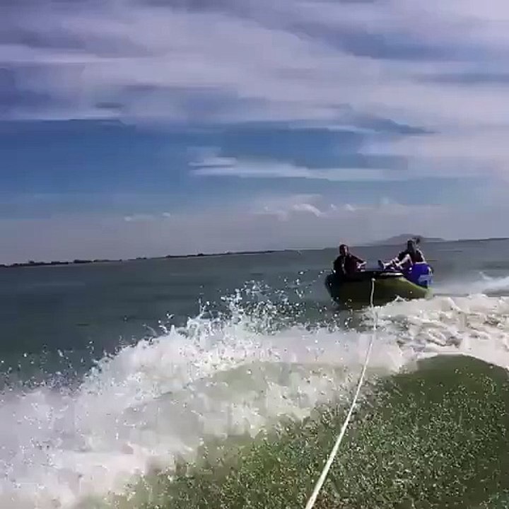 Deux personnes sur une bouées s'envolent après le choc d'une vague