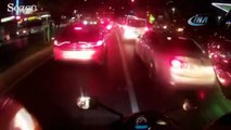 Işıklarda duran sürücünün yumruklu saldırıya uğradığı o anlar kamerada