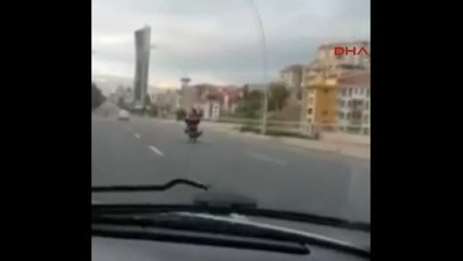 Ayakları ile Motosiklet Kullanan Sürücü Tehlike Saçtı