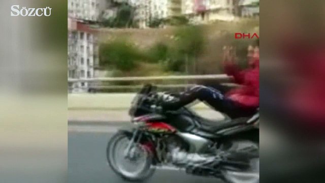 Ayakları ile motosiklet kullanan sürücü tehlike saçtı