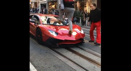 Un homme se fait défoncer pour avoir marcher sur une Lamborghini Aventador.