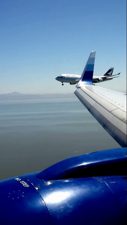 2 avions veulent atterrir en même temps sur la même piste... Fou!!!