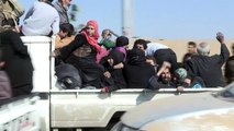 عشرات المدنيين يفرون من الجهاديين والقصف في مدينة الرقة
