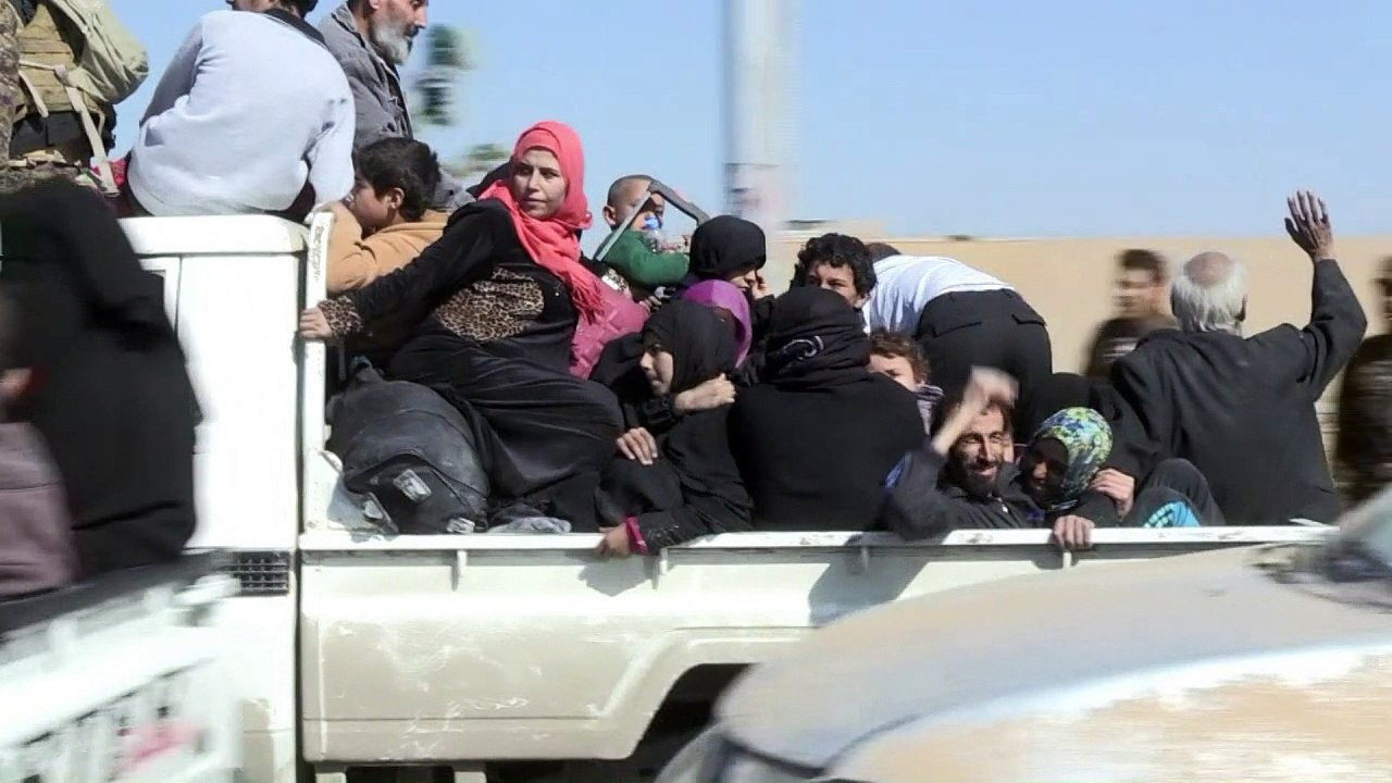 عشرات المدنيين يفرون من الجهاديين والقصف في مدينة الرقة