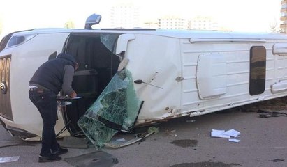 Ankara'da öğrenci servisi devrildi, 4 öğrenci yaralandı