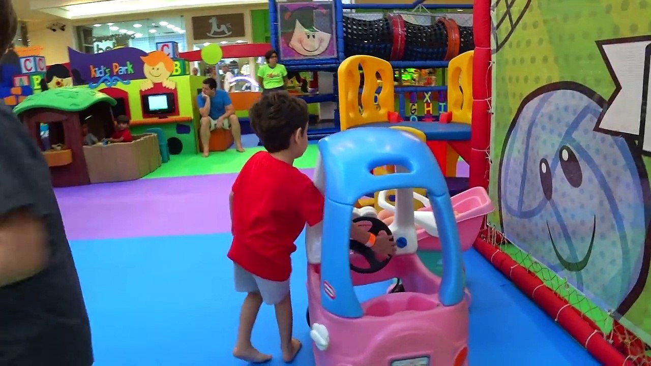 CRIANÇAS BRINCANDO NO PARQUINHO com ESCORREGA GIGANTE PULA PULA e Brinquedos - Paulinho e Toquinho