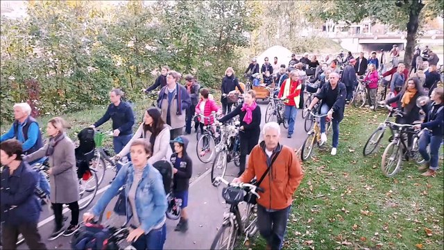 Manifestation contre la fermeture des berges aux cyclistes et aux piétons face au Parlement européen à Strasbourg
