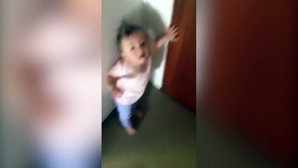 Cette petite fille ne veut pas laisser partir son papa !