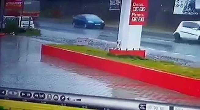 ویڈیو میں دیکھیں ایک کی جلد بازی تو دوسرے کی تیز رفتاری سے کتنا خوفناک حادثہ ہو گیا۔ ویڈیو: بابر سلہری۔ مسقط