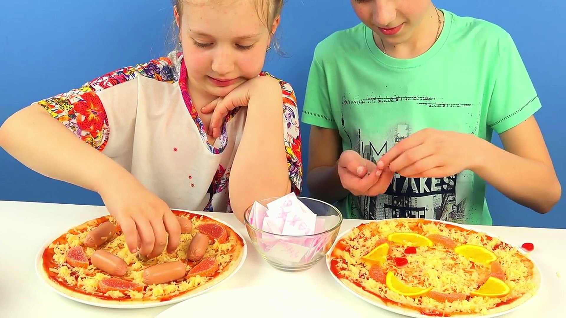 ⁣ОБЫЧНАЯ ЕДА ПРОТИВ МАРМЕЛАДА! ПИЦЦА ЧЕЛЛЕНДЖ! У КОГО ВКУСНЕЕ? Real Food vs Gummy Food Challenge!