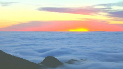 غيوم كموج البحر تغطي جبال شمال الصين