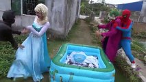 Homem Aranha bebê ENTERRADO dentro GIGANTE ENGUIA PISCINA Elsa congelada Palhaço Engraçado Crian