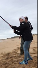 Vidéo : Un lion de mer poursuit un poisson sur la plage