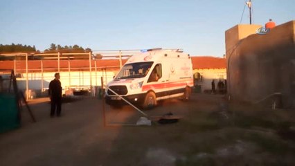Yem Makinesine Kolunu Kaptıran İşçiyi İtfaiye Kurtardı