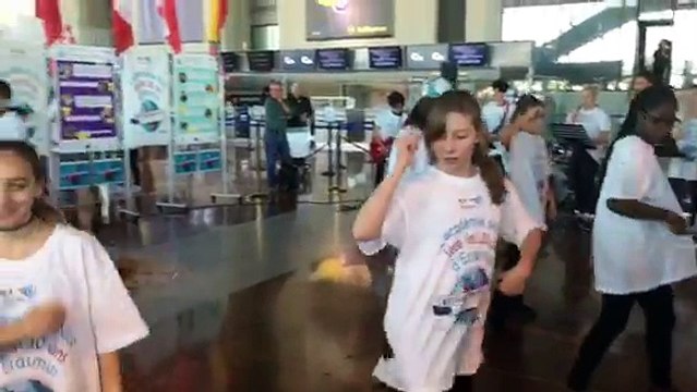 VIDEO. A l'aéroport de Nice, les élèves de l'académie fêtent en musique les 30 ans d'Erasmus