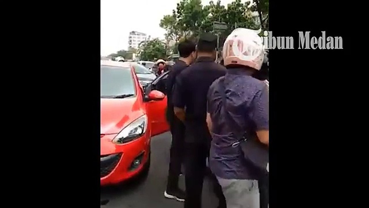 Heboh, Pria Ini Pukul dan Tendang Personel TNI, Apa Sebabnya?