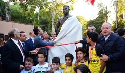 Futbolun ilk oynandığı yere heykel dikildi