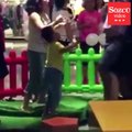 Çocuklarının önünde 'oyuncak kavgası' eden ebeveynler