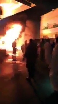 گاڑی والے نے ہمت کر کے پیٹرول پمپ پر آگ لگی گاڑی کو اپنی گاڑی سے دھکیل کر باہر نکال دیا