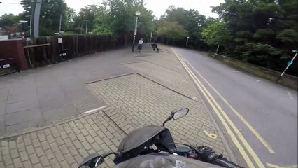 El ladrón en bicicleta: el karma le golpeó en forma de motorista