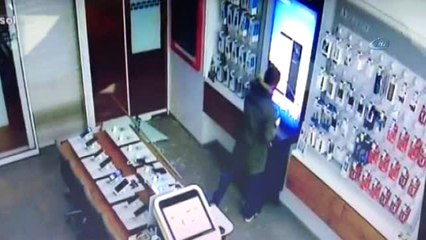 Hırsız 22 Saniyede İşyerine 30 Bin TL'lik Zarar Verdi... O Anlar Kamerada