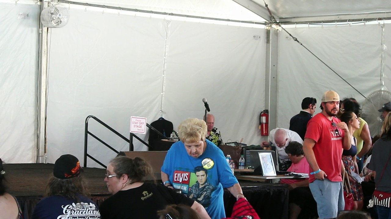 Franz Goovaerts sings 'Walking In Memphis' Elvis Week 2017