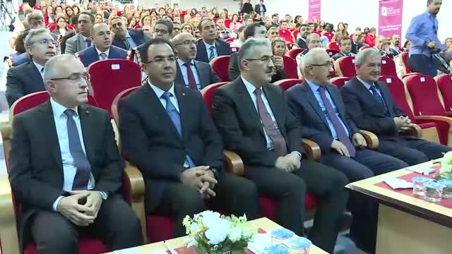 Elvan, Katip Çelebi Üniversitesi Akademik Yıl Açılış Programı'nın Ardından Aşure Dağıttı